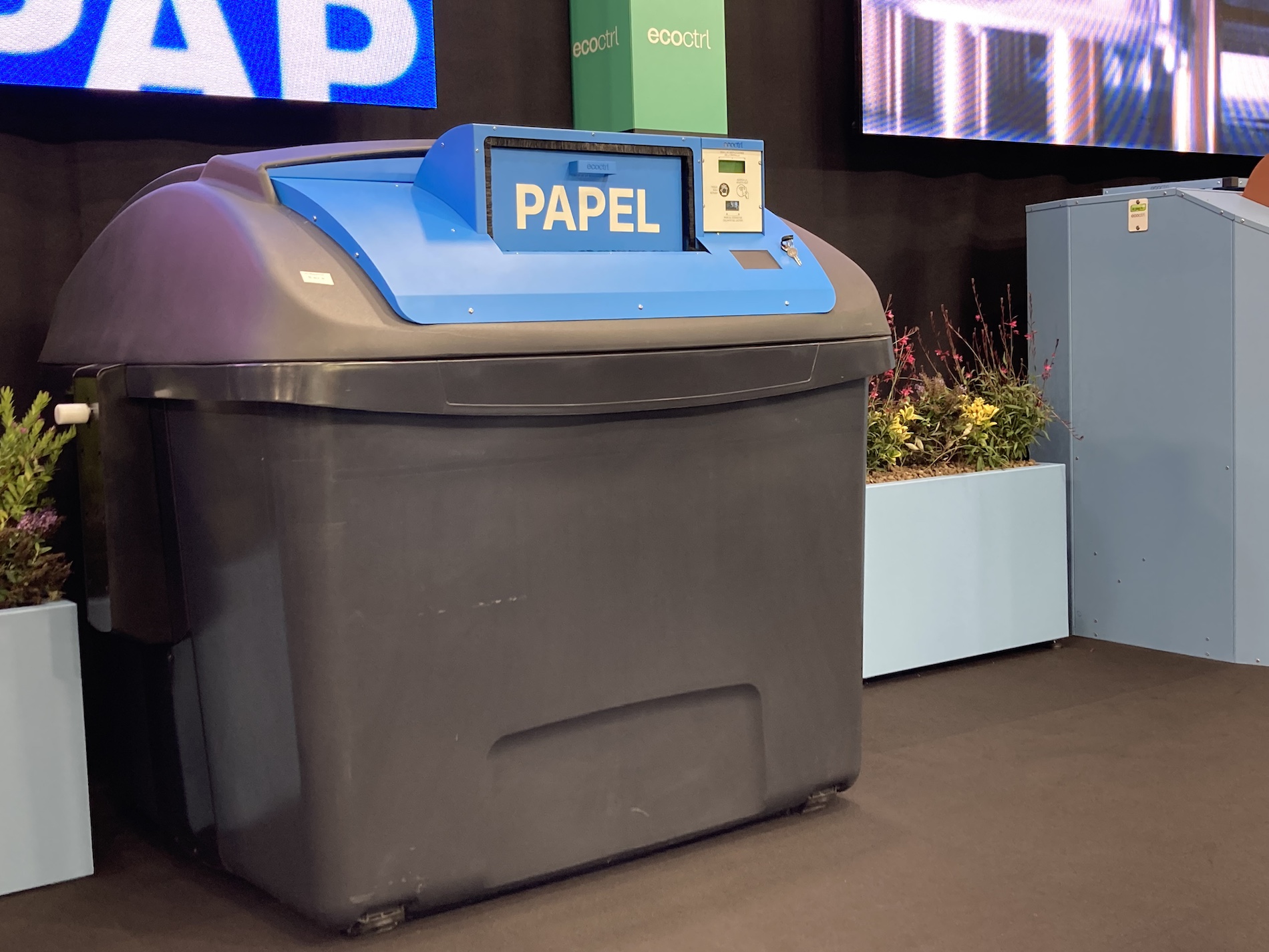 CONTENUR presenta a Ecomondo Rimini MADRID-Iglú360, il primo contenitore a carico verticale realizzato in polietilene ad alta densità (HDPE) e stampato ad iniezione