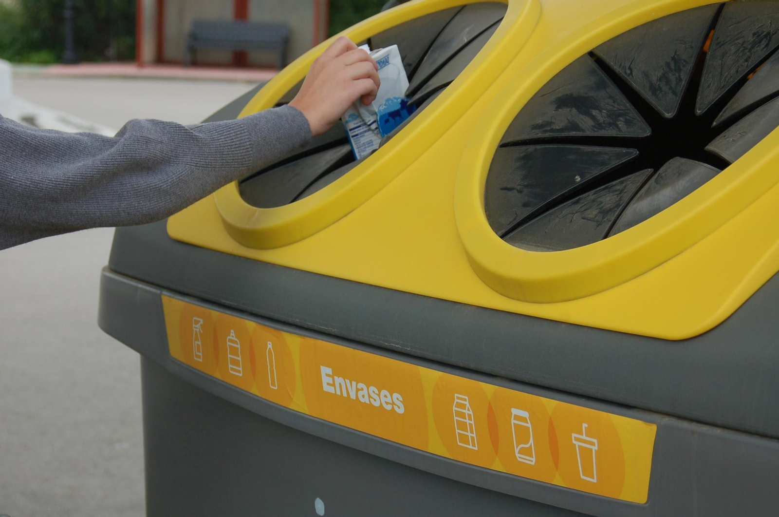 La Mancomunidad de Municipios de la Costa del Sol da una segunda vida a sus contenedores