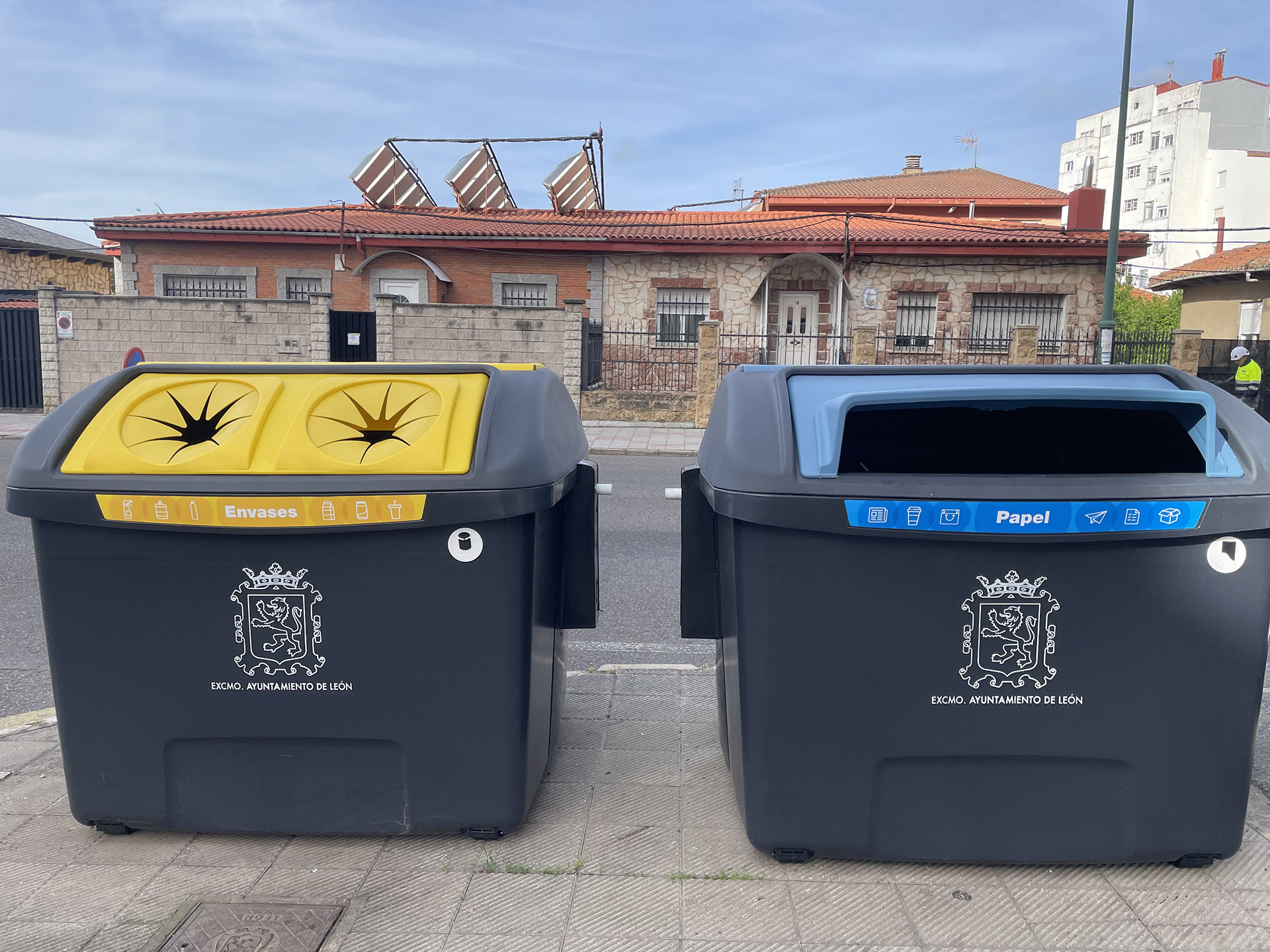 León avança en la modernització de la recollida de residus amb la instal·lació de nous models de contenidor
