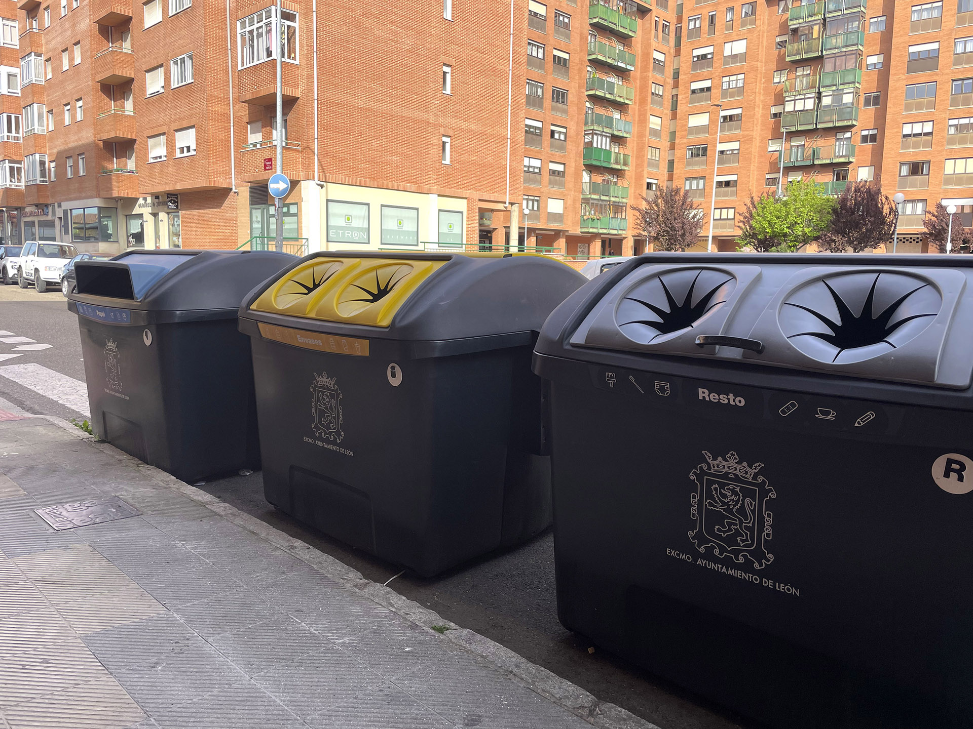 León avança en la modernització de la recollida de residus amb la instal·lació de nous models de contenidor
