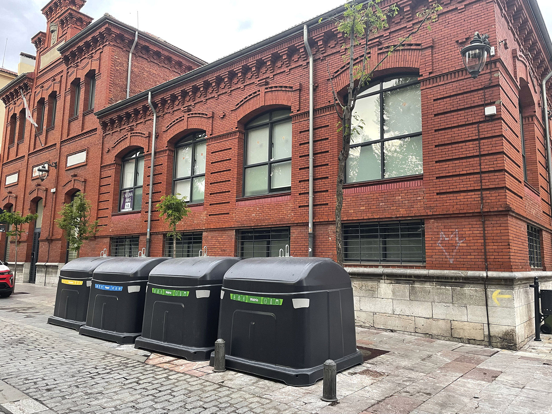 León avança en la modernització de la recollida de residus amb la instal·lació de nous models de contenidor